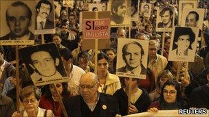 Uruguayans display pictures of relatives during an annual demonstration in Montevideo (20 May 2011)