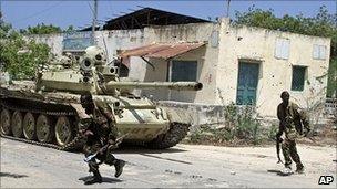 Somali government troops fighting in Mogadishu, 27 May 11