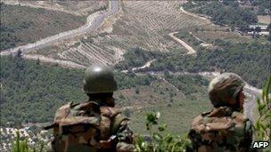 Syrian soldiers deploying along the Syrian-Turkish border near the village of Khirbet al-Joz, Idlib, 29 June 2011
