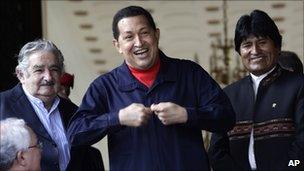 Hugo Chavez (centre) smiles, accompanied by the presidents of Uruguay, Jose Mujica (l) and Bolivia, Evo Morales (r), Caracas (5 July 2011)