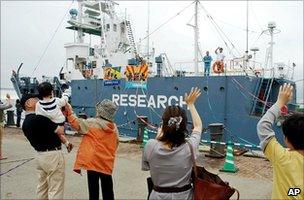 "Research" whaling vessel leaving port