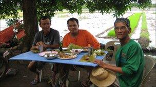 Workers eat lunch