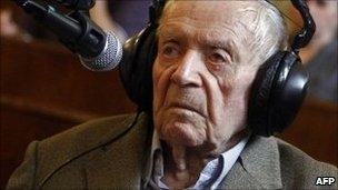 Sandor Kepiro, a Hungarian man now acquitted of Nazi-era war crimes, sits in a wheelchair at Budapest Municipal Court on 29 June 2011 before the start of the ninth day of his trial