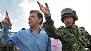 Colombian President Juan Manuel Santos (left) next to a soldier at site of attack in Corinto, Cauca Department, 10 July 2011