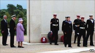 The Queen at the memorial