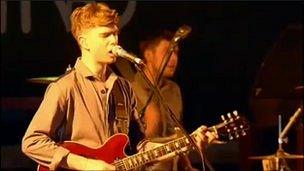 Alex Robertshaw playing guitar in Everything Everything