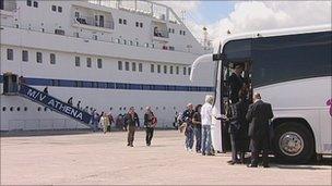 Passengers leaving cruise ship