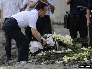 Chinese Premier Wen Jiabao lays a bouquet of flowers to mourn for victims of the train accident in Wenzhou