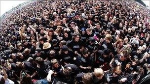 Guinness World Record for the most people playing air guitar