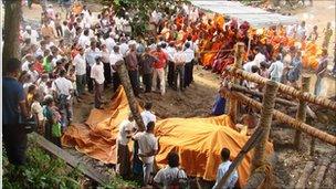 Millangoda Raja's body under a cover