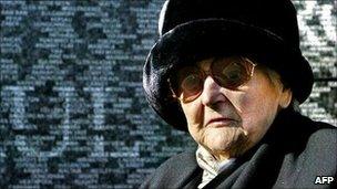 Nancy Wake in front of the Australian war memorial in Hyde Park Corner, London (2004)