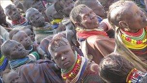 Kenyans waiting for food