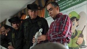 Defence Minister Rodrigo Rivera (r) and Police Chief Oscar Naranjo (l) inspect a homemade mortar shell