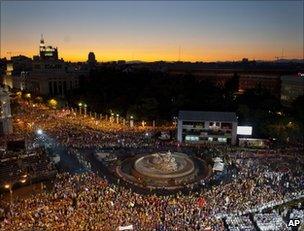 Catholic pilgrims attend Mass in Madrid's Cibeles Square, 16 August