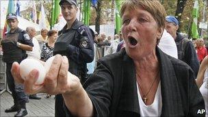 A Tymoshenko supporter brandishes eggs and shouts at Viktor Yushchenko in Kiev, 17 August