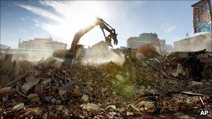 An excavator at work in Christchurch (July 2011)