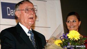 Ingvar Kamprad receiving an award in 2006