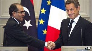 French President Nicolas Sarkozy shakes hand with the number two in Libya's NTC Mahmoud Jibril after a joint press conference in Paris on 24 August 2011