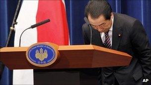 Naoto Kan bows on the day of his resignation