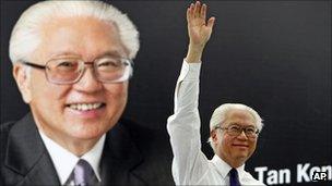 Tony Tan addresses crowd in Singapore's financial district, 24 August 2011