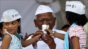 Anna Hazare ends hunger strike 28 August 2011