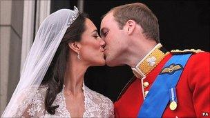 Royal wedding balcony kiss