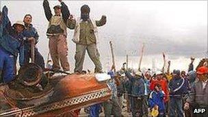 Protesters using slingshots on a road outside La Paz in 2003.