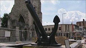 QE2 anchor set as landmark in Southampton