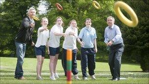 Jonathan Edwards (l), David Moorcroft (r) and students play quoits