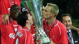 Fowler (L) and Sami Hyypia (R) of Liverpool FC hold the UEFA Cup after winning on 16 May 2001