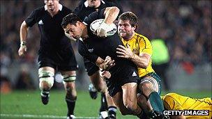 Dan Carter of the All Blacks is tackled by Ben McCalman of the Wallabies