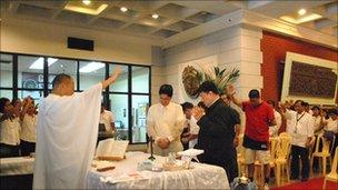 Fr Reyes saying mass at the Ministry of Justice, Manila