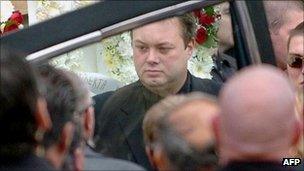 A file photo taken on March 30, 2004 shows notorious Australian gangster Carl Williams (C), helping load the casket of his murdered friend and bodyguard, Andrew "Benji" Veniamin, in Melbourne