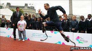 Oscar Pistorius, watched by GB's Ellie Simmonds and Lord Coe