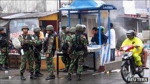 Security personnel on guard in Ambon on 12 September 2011