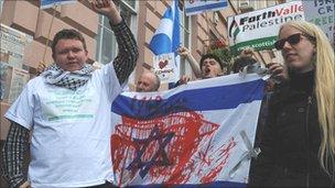 Paul Donnachie (L) with pro-Palestinian campaigners who had defaced Israeli flags