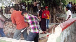 The crowd demolishing the shrine (Photo courtesy: Sri Lanka Mirror)