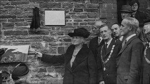 Original plaque commemorating Dr Price being unveiled in 1947