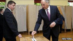 Latvia's President Andris Berzins casts his vote in Riga - 17 September 2011