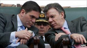 Juan Manuel Santos (r) and Juan Carlos Pinzon (l)