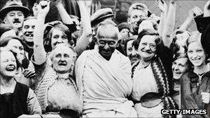 Gandhi with weavers from Greenfield Mill during a visit to Darwen n 1931