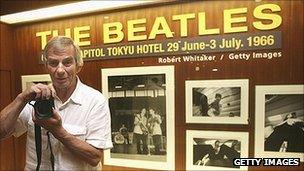 Robert Whitaker at a Tokyo exhibition of his work in 1996