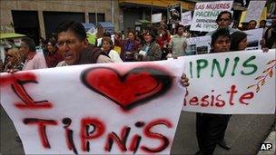 Protesters in La Paz carrying banners saying "I love TIPNIS," 23 September 2011