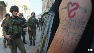 A Palestinian shows his support for the UN resolution 194