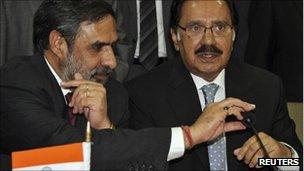 Indian Trade Minister Anand Sharma (L) and his Pakistani counterpart Makhdoom Amin Fahim at the Delhi talks