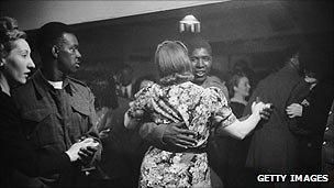 Black GIs dance with white British women in London