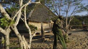 Kenyan police secure the perimeter around the house of the kidnapped French woman on October 1, 2011 at Ras Gitau, in Manda