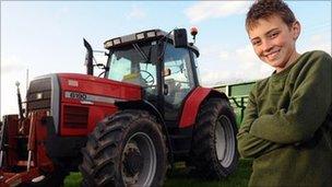 Tom Phillips ger tractor ei dad