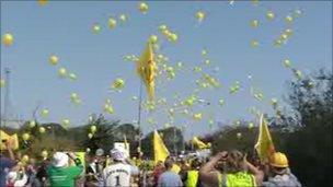 Protesters release balloons