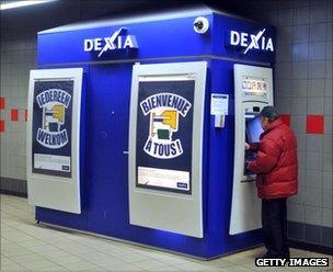 Man withdraws money from a Dexia cash machine